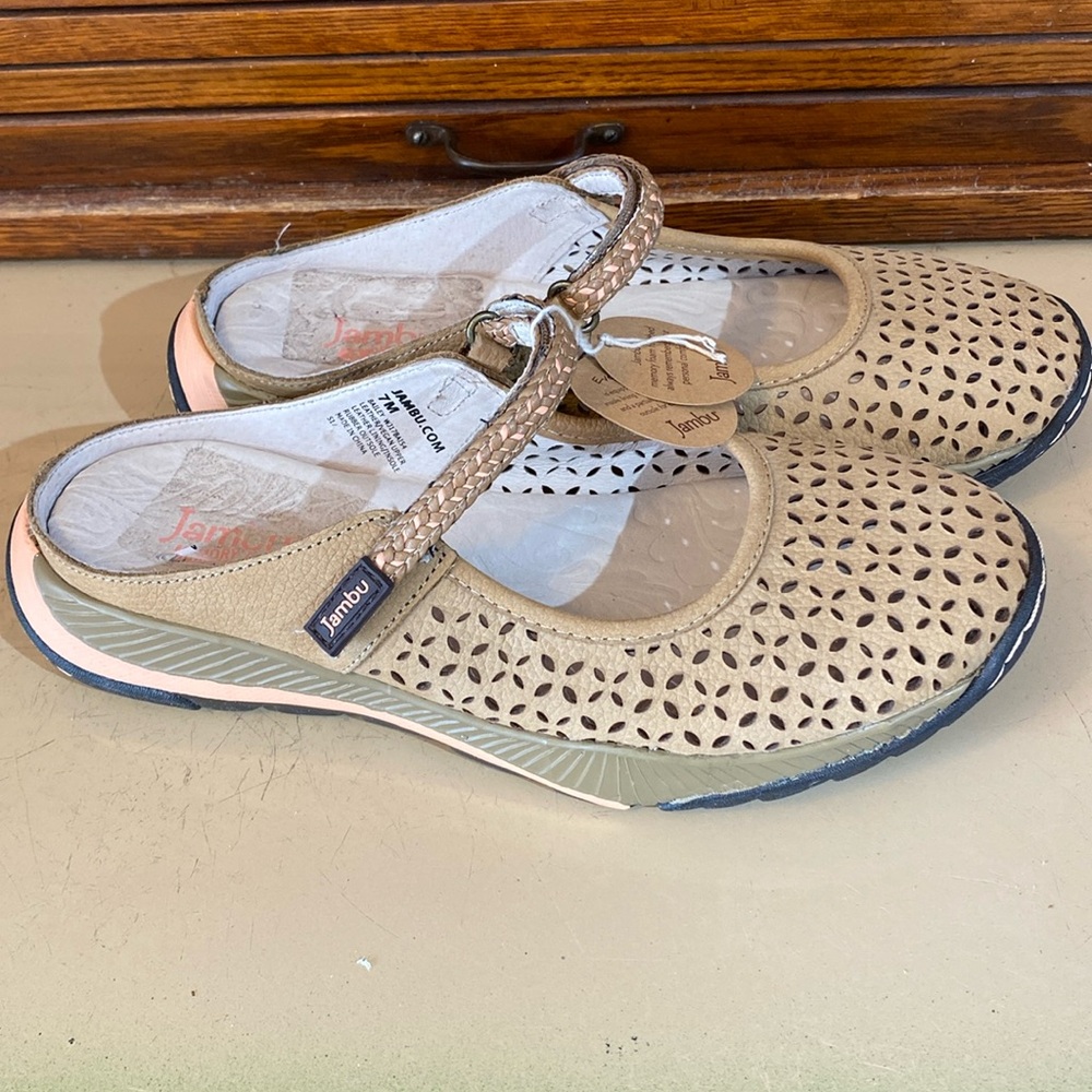 Jambu adventure design shoes! Size 7